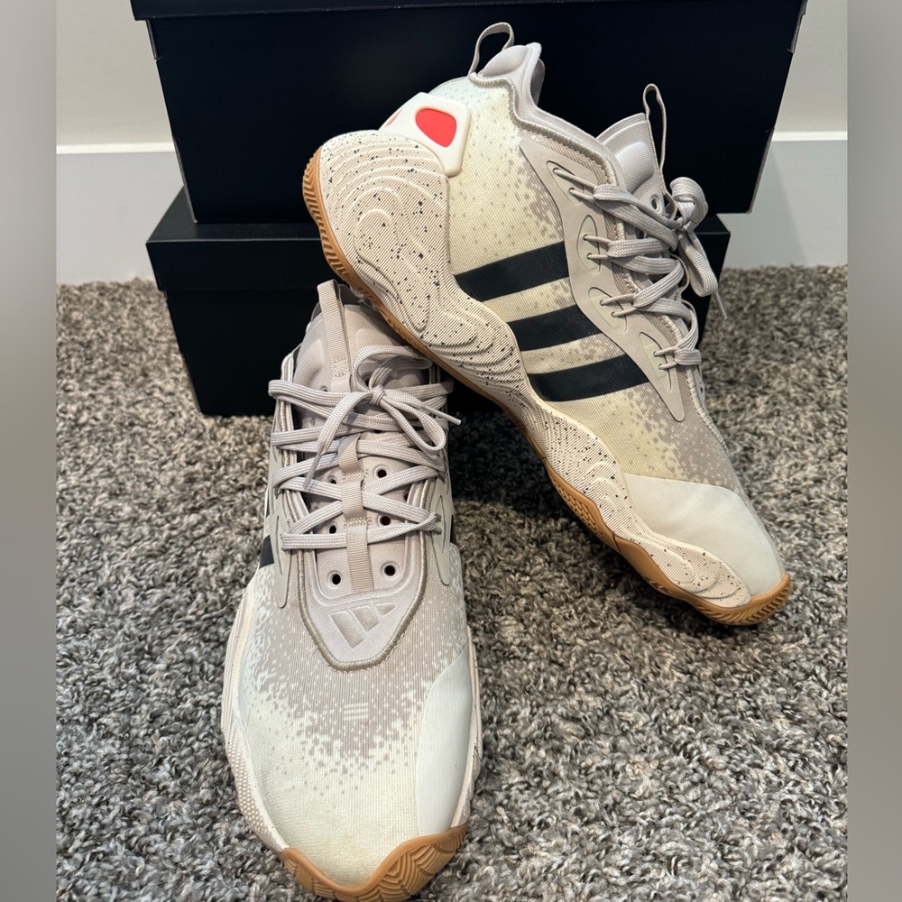 ADIDAS TRAE YOUNG 3s Excellent condition, worn once